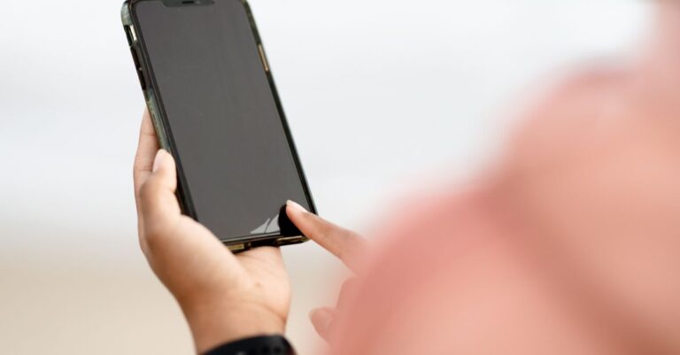 Mano che usa lo smartphone per creare un account