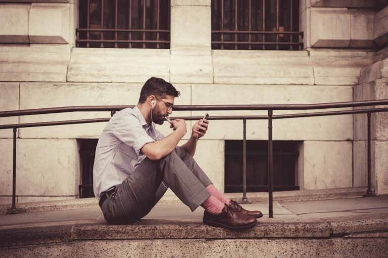 Persona che usa lo smartphone fuori casa