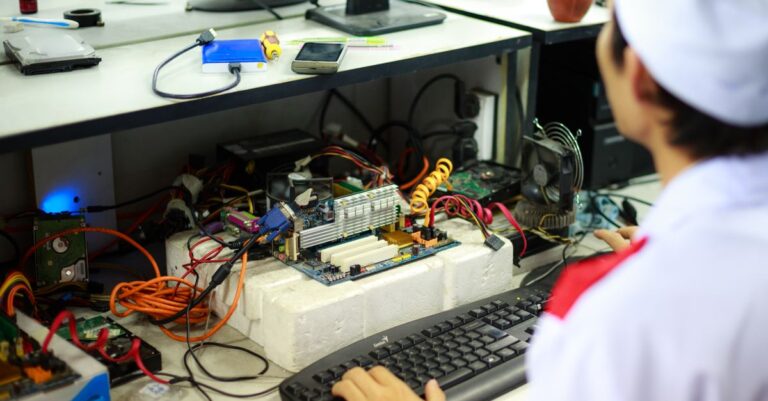 Uomo che lavora al computer
