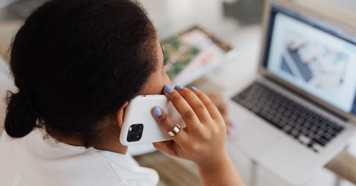 Persona che crea una nuova email gratis dal computer e dal telefono a casa