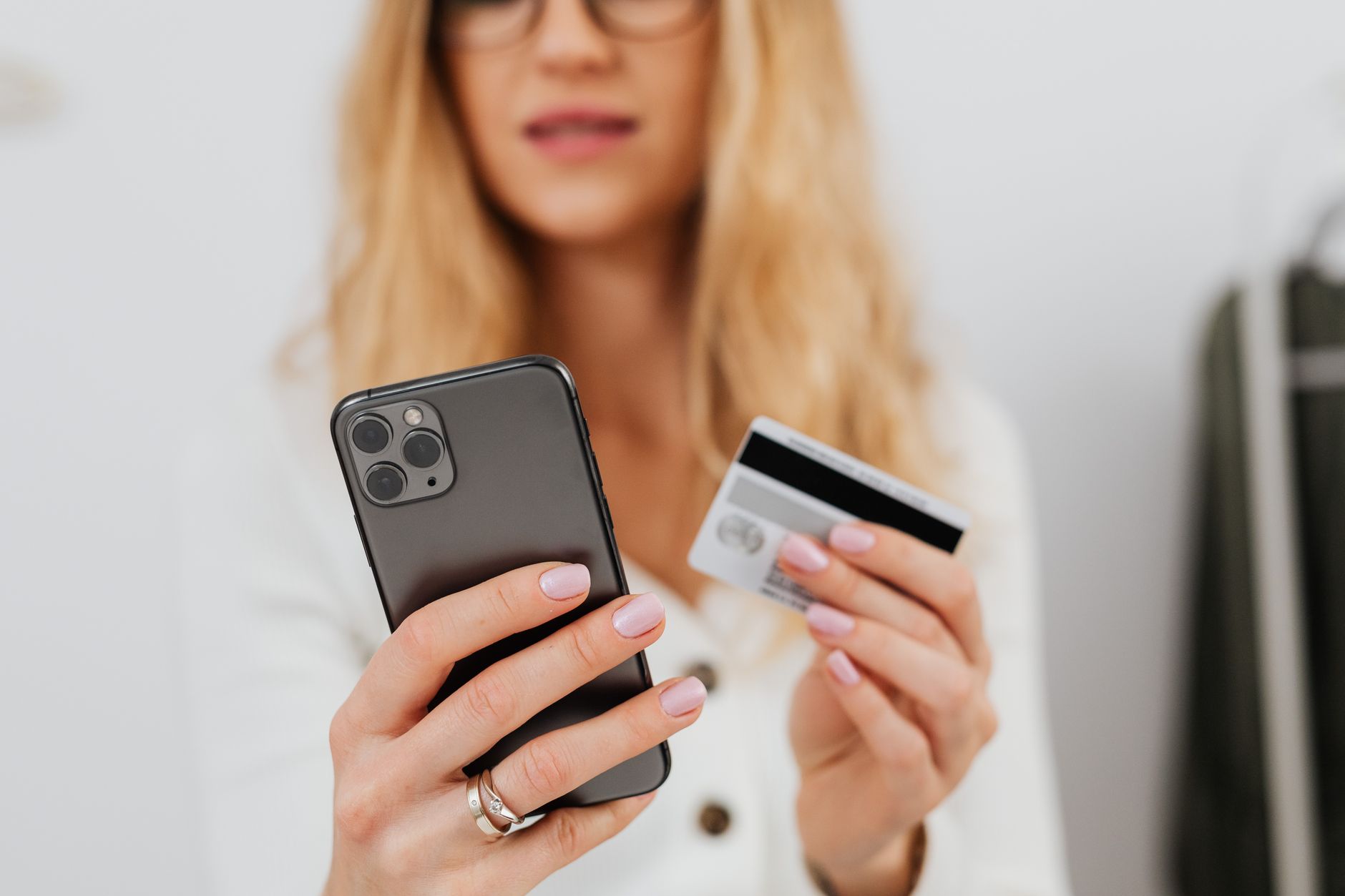 Persona che paga online dal telefono con la carta senza condividere i dati su ogni sito