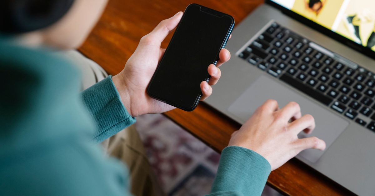 Persona che recupera l'accesso al proprio account di posta dal telefono e dal computer
