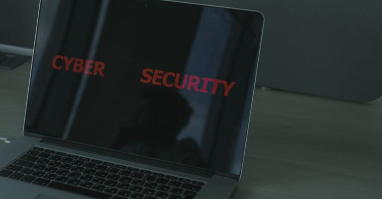 Portatile con una schermata dedicata alla sicurezza informatica