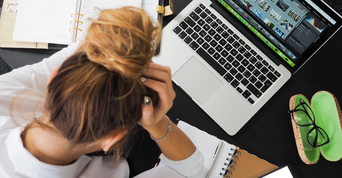 Persona che prova a recuperare la password della propria casella di posta dal computer