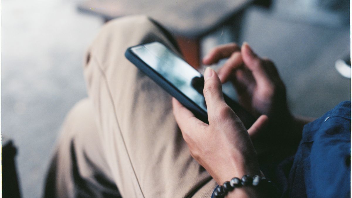 Persona che recupera la password di Facebook dallo smartphone