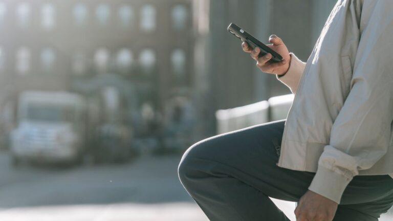 Persona che usa lo smartphone per recuperare un account