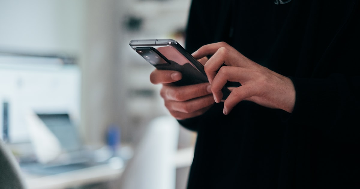 Persona che recupera l'account TikTok dal proprio smartphone