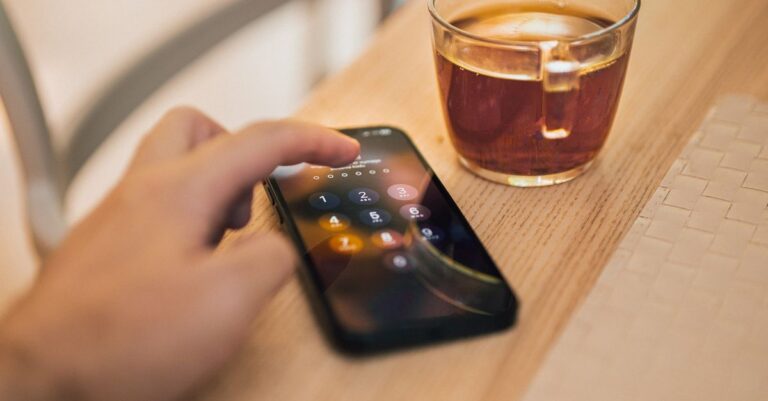 Mano che sblocca uno smartphone: sicurezza e password