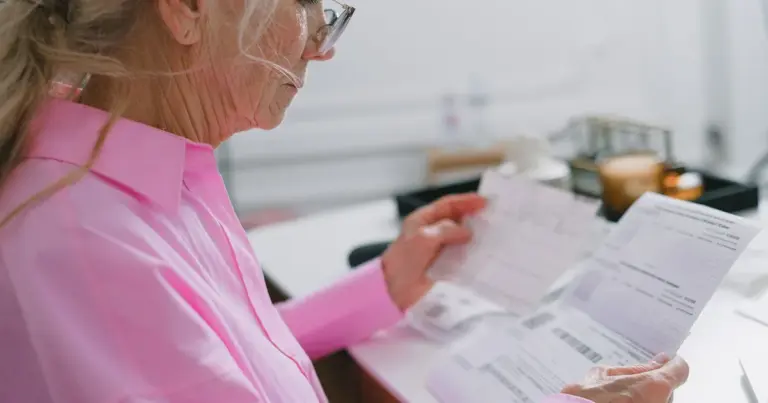 Chi riceve l'assegno sociale o una prestazione di invalidità può chiedere una carta di credito?