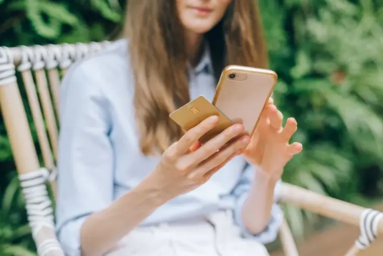 Persona che confronta app bancarie sullo smartphone