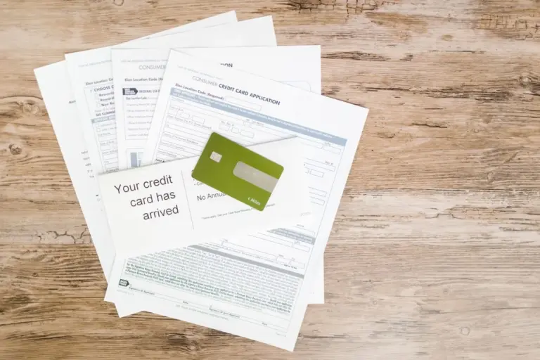 Carta di credito e documenti di richiesta su superficie di legno