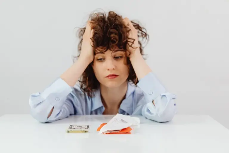 Donna preoccupata che guarda ricevute e denaro