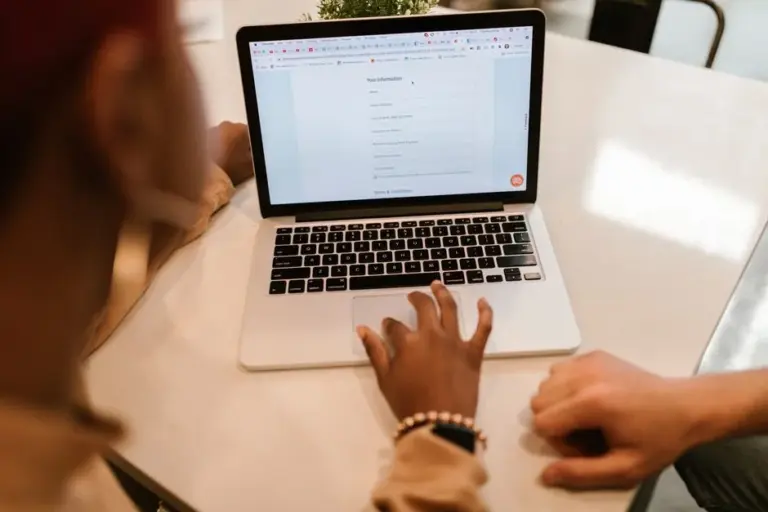 Persone che compilano un modulo di richiesta online su laptop