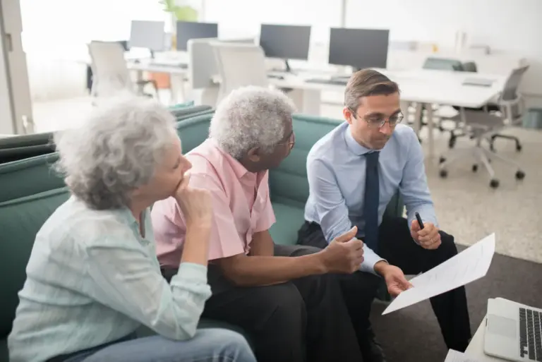 Consulente finanziario che incontra un cliente anziano