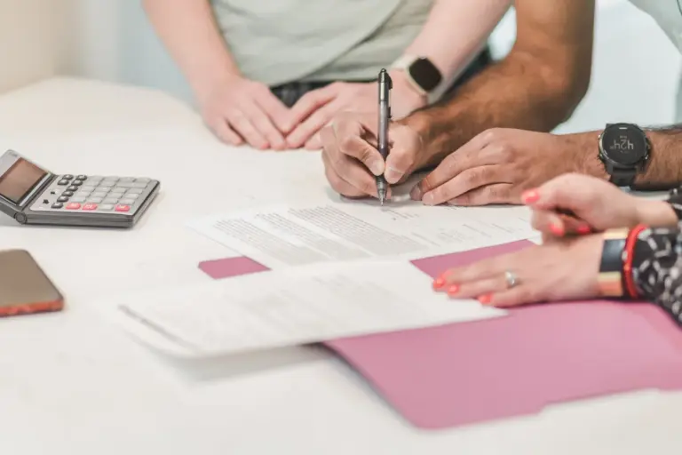 Mani che firmano un contratto di prestito