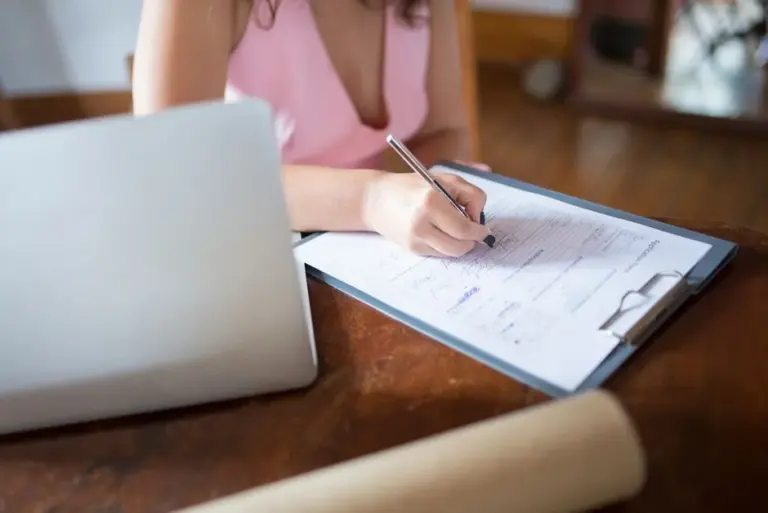 Mani che compilano un modulo online sul laptop