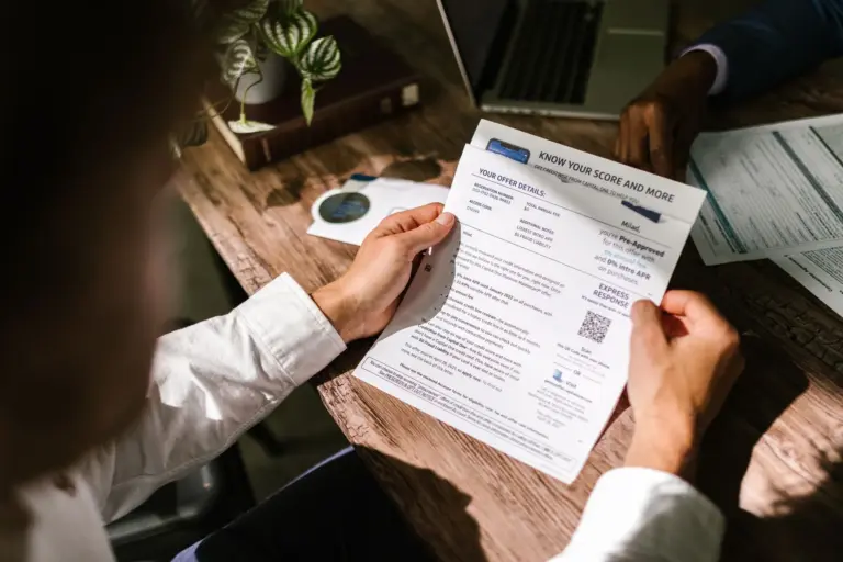 Uomo che esamina un documento finanziario alla scrivania
