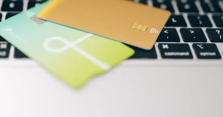 Due carte di pagamento diverse appoggiate su una tastiera