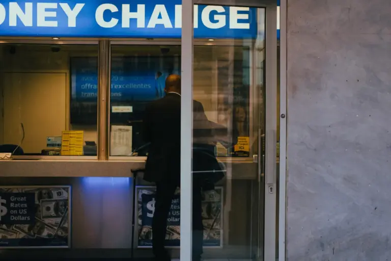 Interno di una filiale bancaria con cliente