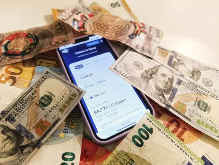 Smartphone con convertitore di valuta e banconote