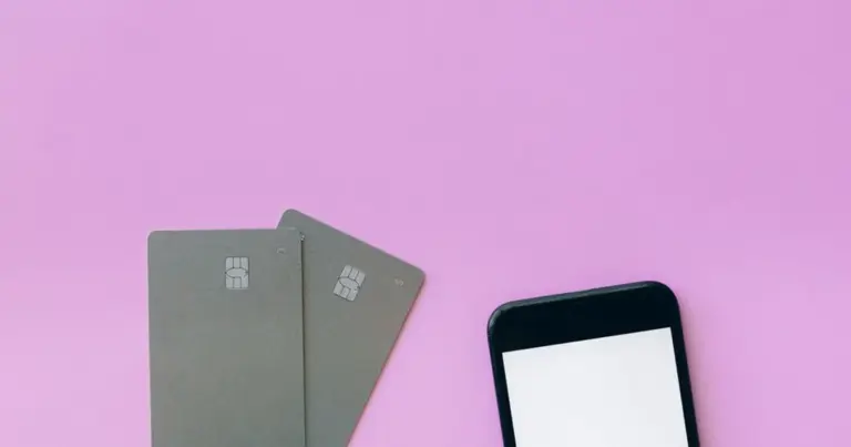 Due carte e uno smartphone affiancati su un tavolo