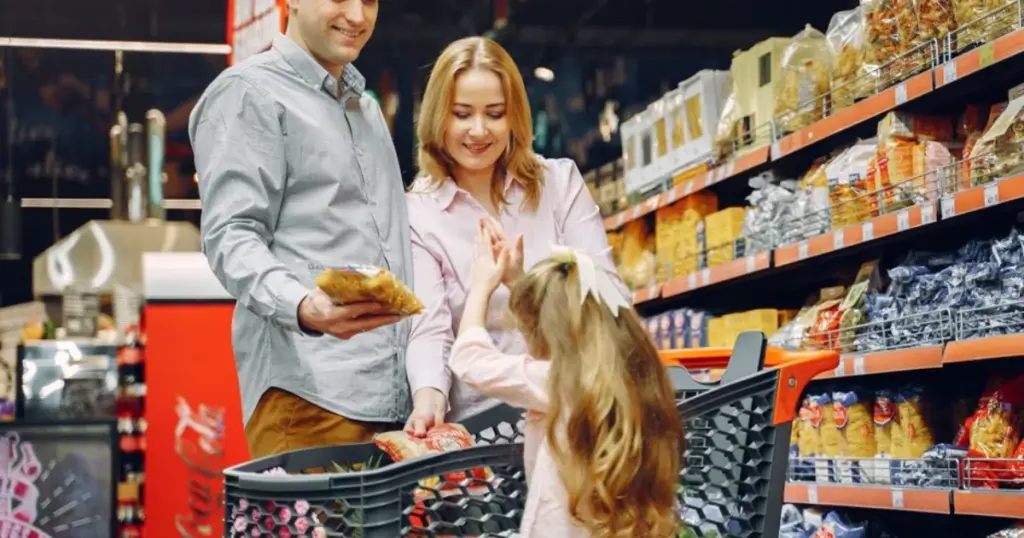 Famiglia con carrello della spesa in un supermercato