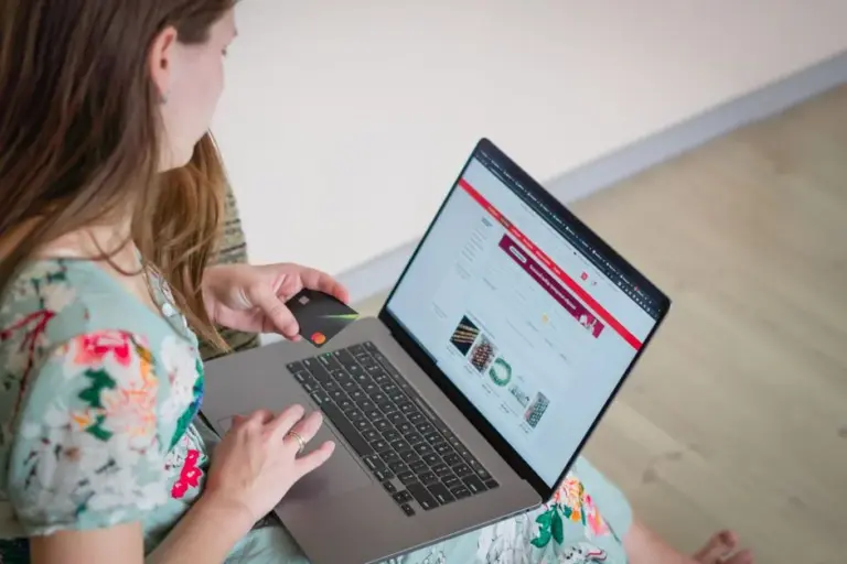 Donna che fa acquisti online con laptop e carta di credito