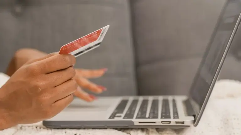 Donna che effettua un pagamento online con laptop e carta