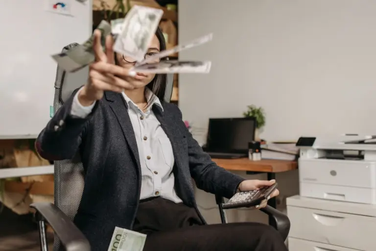 Donna in ufficio che calcola le finanze