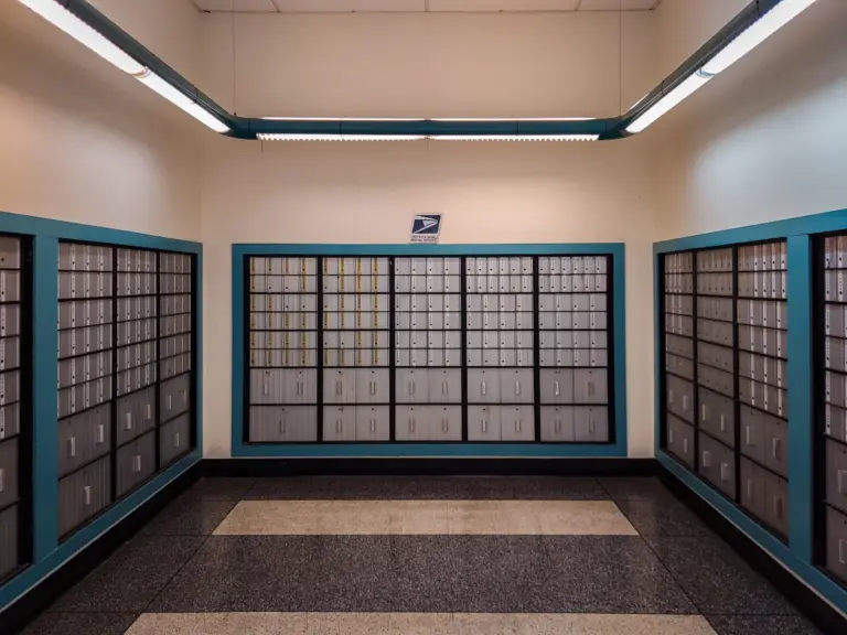 Interno di un ufficio postale italiano