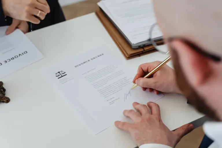 Primo piano di penna che firma un contratto