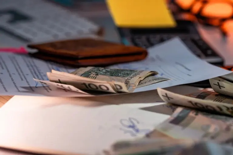 Documenti finanziari per la pensione su una scrivania