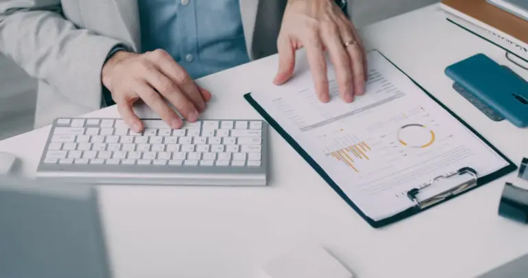 Documenti finanziari organizzati su una scrivania d'ufficio