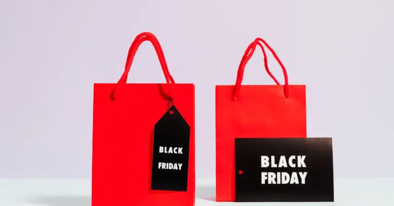 Buste della spesa rosse con etichette Black Friday