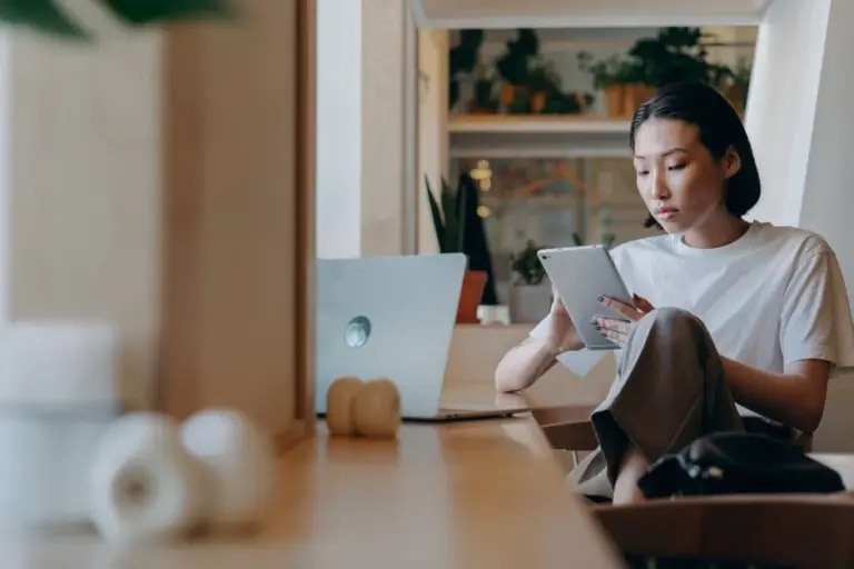 Giovane donna che usa un tablet per gestire le finanze